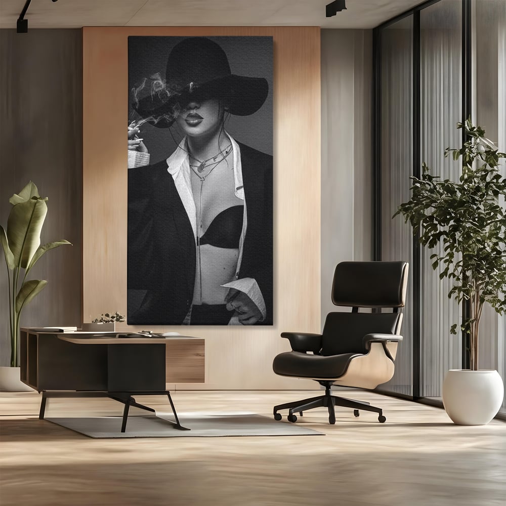 Tablou canvas cu tablou canvas cu femeie fumand sub palarie, fara rama, pe sasiu de lemn, pe perete intr-un birou